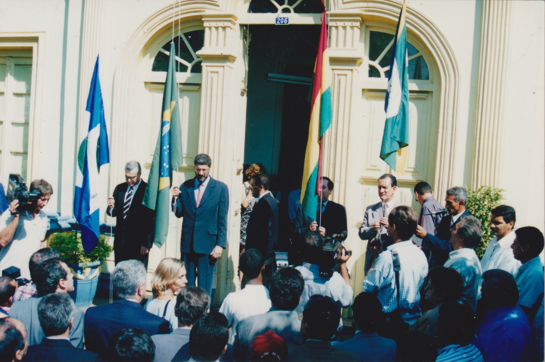 O cônsul-geral Tadeu Valadares (primeiro da esquerda para a direita) participa da cerimônia de abertura da I Reunião do Comitê de Fronteira Cáceres-San Martin. Ao lado de Tadeu, está o então governador do Mato Grosso, Dante de Oliveira (segundo da esquerda para a direita).
